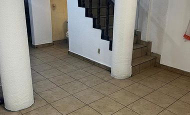 Excelente Casa en venta con excelentes espacios y local comercial con acceso independiente