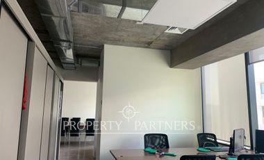 Moderna oficina en Avenida Ossa.  Gran ubicación.