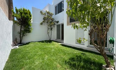 Casa seminueva en Lomas de Angelópolis 2