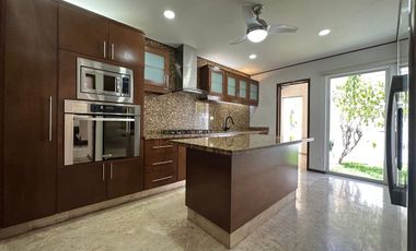 Casa seminueva en Lomas de Angelópolis 2