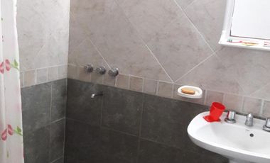 Casa en venta - 3 Dormitorios 2 Baños - Cochera - 78Mts2 - Las Toninas