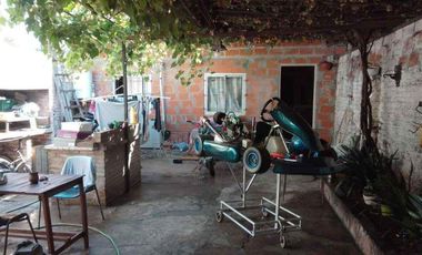 Casa en venta - 4 Dormitorios 2 Baños - Local - 475Mts2 - Luján