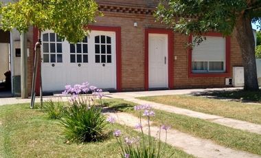 Casa en venta - 3 Dormitorios 2 Baños 1 Cochera - 400Mts2 - Médanos, Villarino