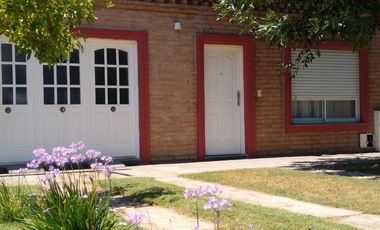 Casa en venta - 3 Dormitorios 2 Baños 1 Cochera - 400Mts2 - Médanos, Villarino