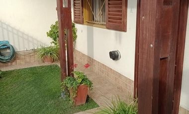 Casa en venta - 3 Dormitorios 1 Baño - Cochera - Villa Regina, Río Negro