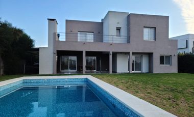 Casa en venta - 4 Dormitorios 3 Baños - Cochera - 858Mts2 - Tigre