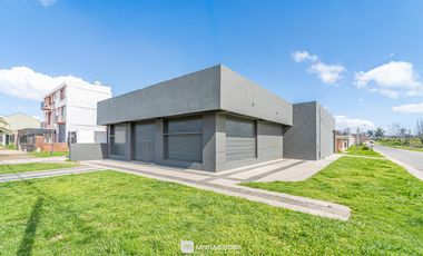 Venta - Gran Local Comercial sobre Av. Fortunato de la Plaza esq. Udine