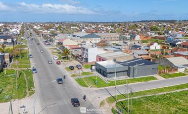 Venta - Gran Local Comercial sobre Av. Fortunato de la Plaza esq. Udine