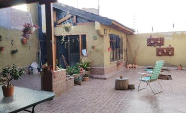 Casa en venta - 4 Dormitorios 2 Baños - Cochera - 240Mts2 - Tunuyán