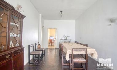 Casa en 1 planta 3 ambientes con cochera y galería con quincho y parrilla.