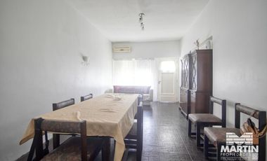 Casa en 1 planta 3 ambientes con cochera y galería con quincho y parrilla.