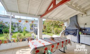 Casa en 1 planta 3 ambientes con cochera y galería con quincho y parrilla.