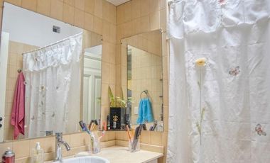 Casa en 1 planta 3 ambientes con cochera y galería con quincho y parrilla.