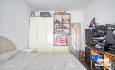 Casa en 1 planta 3 ambientes con cochera y galería con quincho y parrilla.