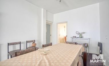 Casa en 1 planta 3 ambientes con cochera y galería con quincho y parrilla.