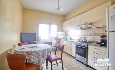 Casa en 1 planta 3 ambientes con cochera y galería con quincho y parrilla.