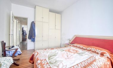 Casa en 1 planta 3 ambientes con cochera y galería con quincho y parrilla.