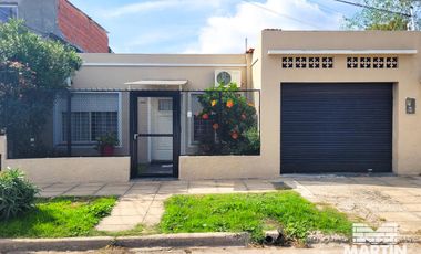 Casa en 1 planta 3 ambientes con cochera y galería con quincho y parrilla.