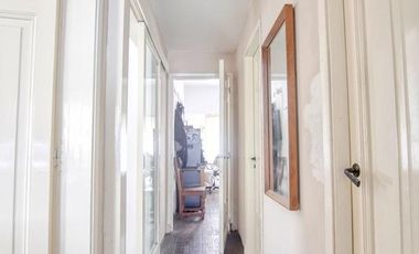 Casa en 1 planta 3 ambientes con cochera y galería con quincho y parrilla.