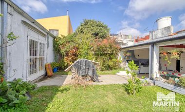 Casa en 1 planta 3 ambientes con cochera y galería con quincho y parrilla.