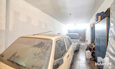 Casa en 1 planta 3 ambientes con cochera y galería con quincho y parrilla.