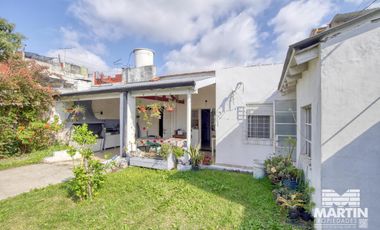 Casa en 1 planta 3 ambientes con cochera y galería con quincho y parrilla.