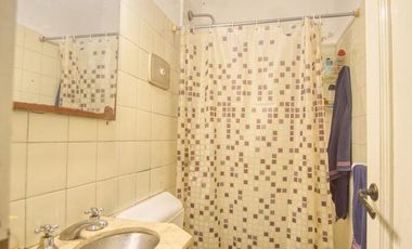 Casa en 1 planta 3 ambientes con cochera y galería con quincho y parrilla.