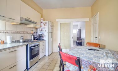 Casa en 1 planta 3 ambientes con cochera y galería con quincho y parrilla.