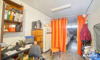 Casa en 1 planta 3 ambientes con cochera y galería con quincho y parrilla.