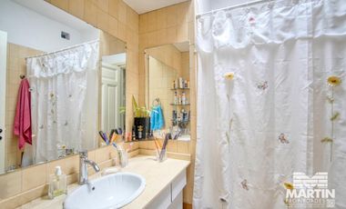 Casa en 1 planta 3 ambientes con cochera y galería con quincho y parrilla.