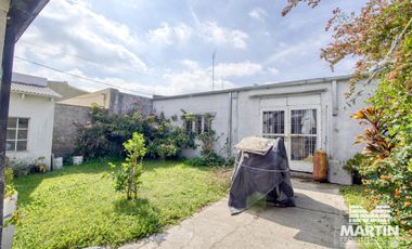 Casa en 1 planta 3 ambientes con cochera y galería con quincho y parrilla.