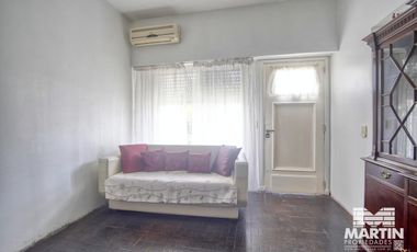 Casa en 1 planta 3 ambientes con cochera y galería con quincho y parrilla.