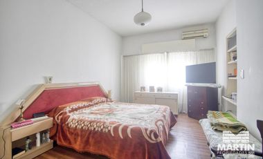 Casa en 1 planta 3 ambientes con cochera y galería con quincho y parrilla.