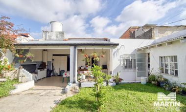 Casa en 1 planta 3 ambientes con cochera y galería con quincho y parrilla.