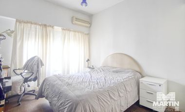 Casa en 1 planta 3 ambientes con cochera y galería con quincho y parrilla.