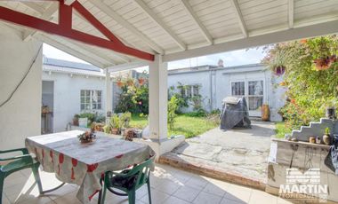 Casa en 1 planta 3 ambientes con cochera y galería con quincho y parrilla.