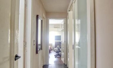 Casa en 1 planta 3 ambientes con cochera y galería con quincho y parrilla.