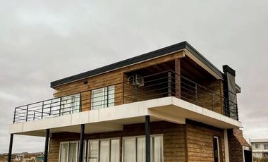Casa en venta - 2 Dormitorios 2 Baños - Cocheras - 160Mts2 - Neuquén