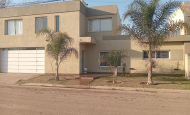 Casa en venta - 3 Dormitorios 3 Baños - 560Mts2 - Villa Nueva, Córdoba