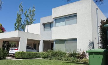 Casa en Funes Hills Cadaques. Lote 273. Piscina. Hermosa ubicación