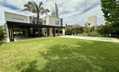 Casa en Funes Hills Cadaques. Lote 273. Piscina. Hermosa ubicación