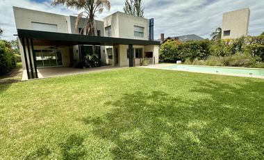 Casa en Funes Hills Cadaques. Lote 273. Piscina. Hermosa ubicación