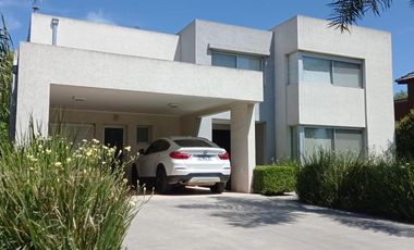 Casa en Funes Hills Cadaques. Lote 273. Piscina. Hermosa ubicación