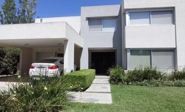 Casa en Funes Hills Cadaques. Lote 273. Piscina. Hermosa ubicación