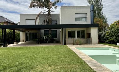 Casa en Funes Hills Cadaques. Lote 273. Piscina. Hermosa ubicación