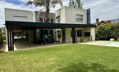 Casa en Funes Hills Cadaques. Lote 273. Piscina. Hermosa ubicación