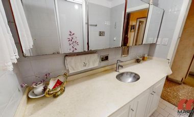 Casa en venta en Villa Adelina - 6 amb apta 2 familias c/jardín, patio y terraza.