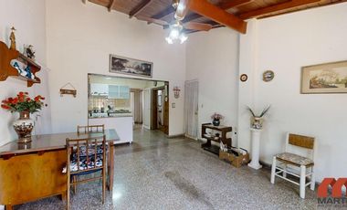 Casa en venta en Villa Adelina - 6 amb apta 2 familias c/jardín, patio y terraza.