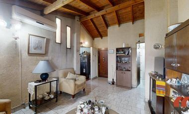 Casa en venta en Villa Adelina - 6 amb apta 2 familias c/jardín, patio y terraza.