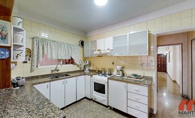 Casa en venta en Villa Adelina - 6 amb apta 2 familias c/jardín, patio y terraza.